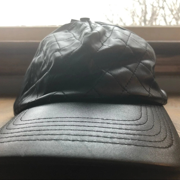 Suzy 🎄 Shier Black faux leather baseball cap, O/S - Picture 2 of 4